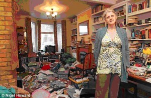 Скандално: Джулия Хай, емиграционен служител от източен Лондон, се връща в дома си след уикенд извън града и открива е него румънско семейство, което е облечено с дрехите й и пие от виното й.